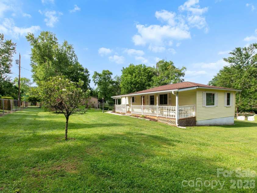 407 Hall Street, Hendersonville, NC 28739.  MLS# CAR4393602, YatesRealty ID 32291. 