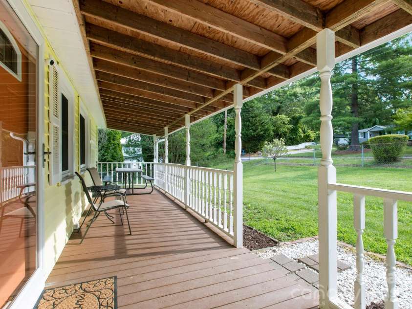 407 Hall Street, Hendersonville, NC 28739.  MLS# CAR4393602, YatesRealty ID 32291. 