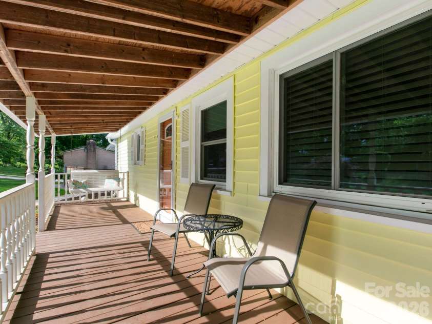 407 Hall Street, Hendersonville, NC 28739.  MLS# CAR4393602, YatesRealty ID 32291. 