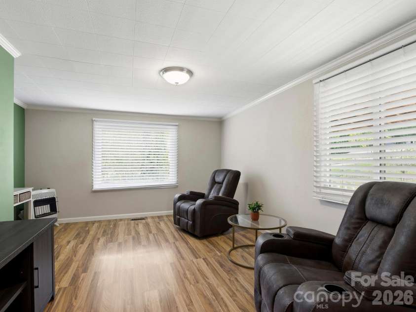 407 Hall Street, Hendersonville, NC 28739.  MLS# CAR4393602, YatesRealty ID 32291. 