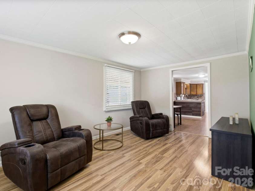 407 Hall Street, Hendersonville, NC 28739.  MLS# CAR4393602, YatesRealty ID 32291. 