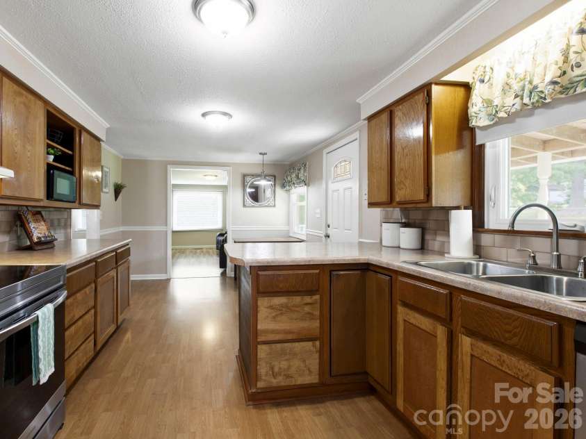 407 Hall Street, Hendersonville, NC 28739.  MLS# CAR4393602, YatesRealty ID 32291. 