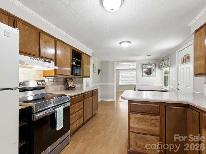 407 Hall Street, Hendersonville, NC 28739.  MLS# CAR4393602, YatesRealty ID 32291. 
