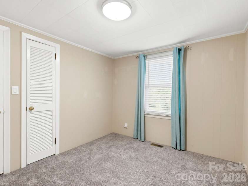 407 Hall Street, Hendersonville, NC 28739.  MLS# CAR4393602, YatesRealty ID 32291. 