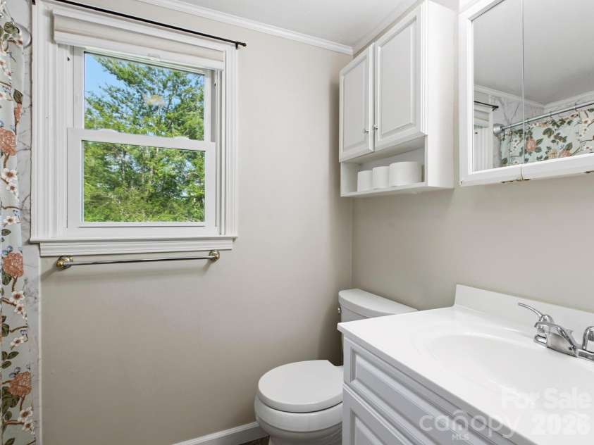 407 Hall Street, Hendersonville, NC 28739.  MLS# CAR4393602, YatesRealty ID 32291. 
