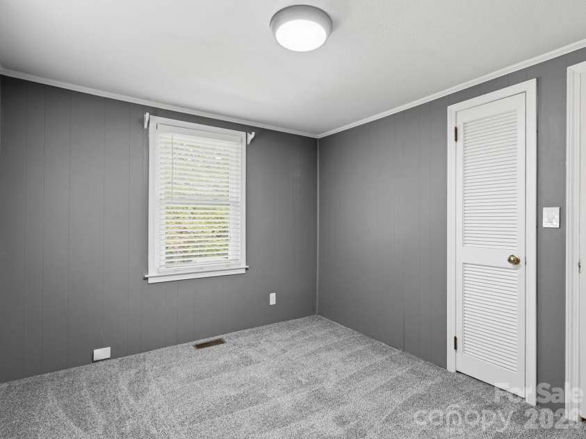 407 Hall Street, Hendersonville, NC 28739.  MLS# CAR4393602, YatesRealty ID 32291. 