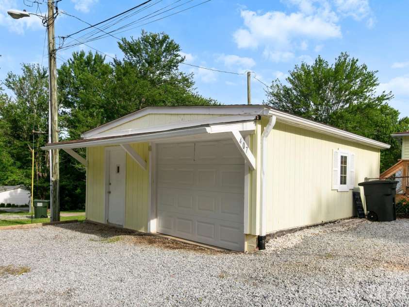 407 Hall Street, Hendersonville, NC 28739.  MLS# CAR4393602, YatesRealty ID 32291. 