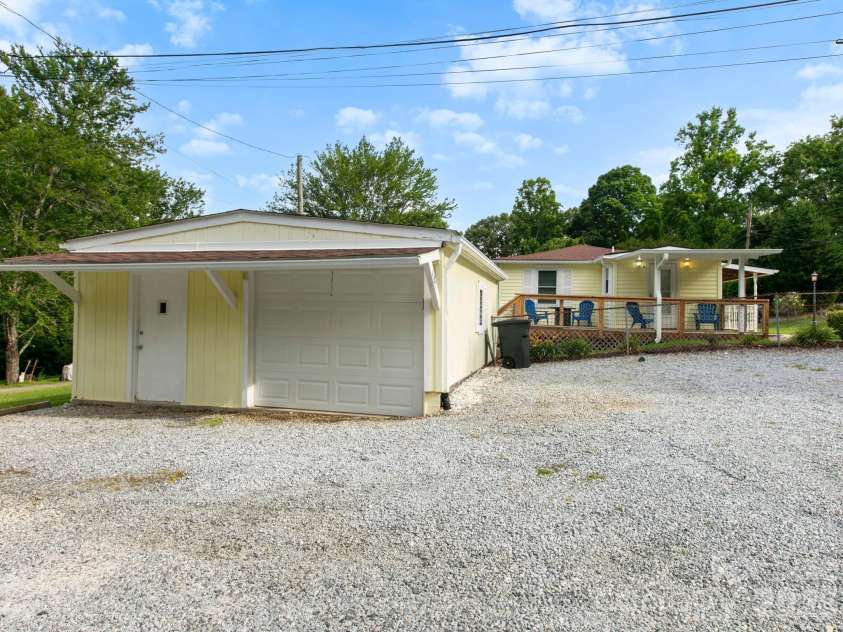407 Hall Street, Hendersonville, NC 28739.  MLS# CAR4393602, YatesRealty ID 32291. 