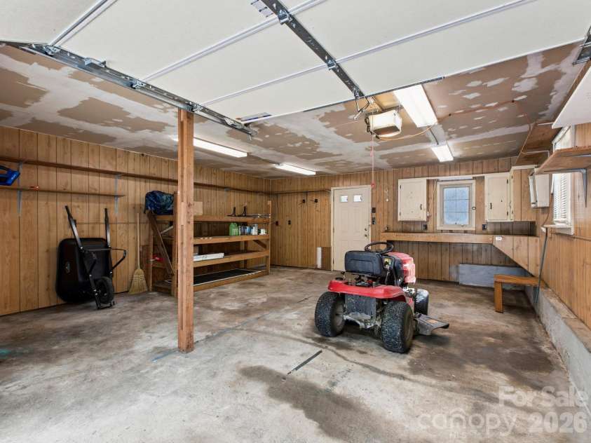 407 Hall Street, Hendersonville, NC 28739.  MLS# CAR4393602, YatesRealty ID 32291. 