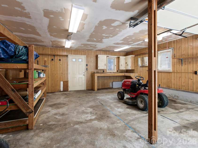 407 Hall Street, Hendersonville, NC 28739.  MLS# CAR4393602, YatesRealty ID 32291. 