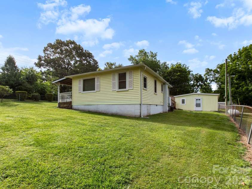 407 Hall Street, Hendersonville, NC 28739.  MLS# CAR4393602, YatesRealty ID 32291. 
