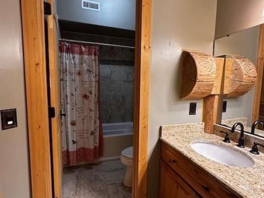 51 Airport Road, Mars Hill, NC 28754.  MLS# CAR4395052, YatesRealty ID 32292. UPPER - FULL BATH EXPOSED LOGS