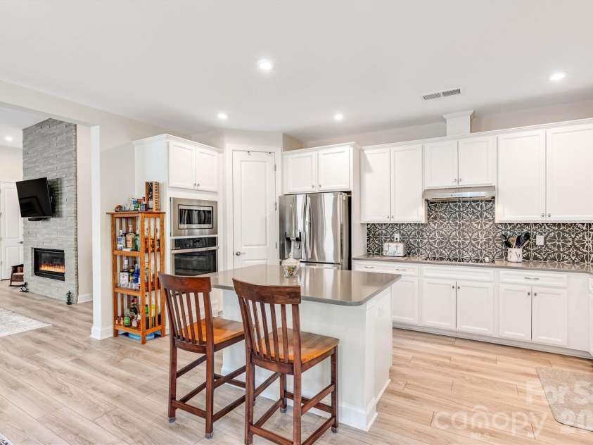 6601 Good News Drive, Charlotte, NC 28215.  MLS# CAR4390689, YatesRealty ID 32294. 