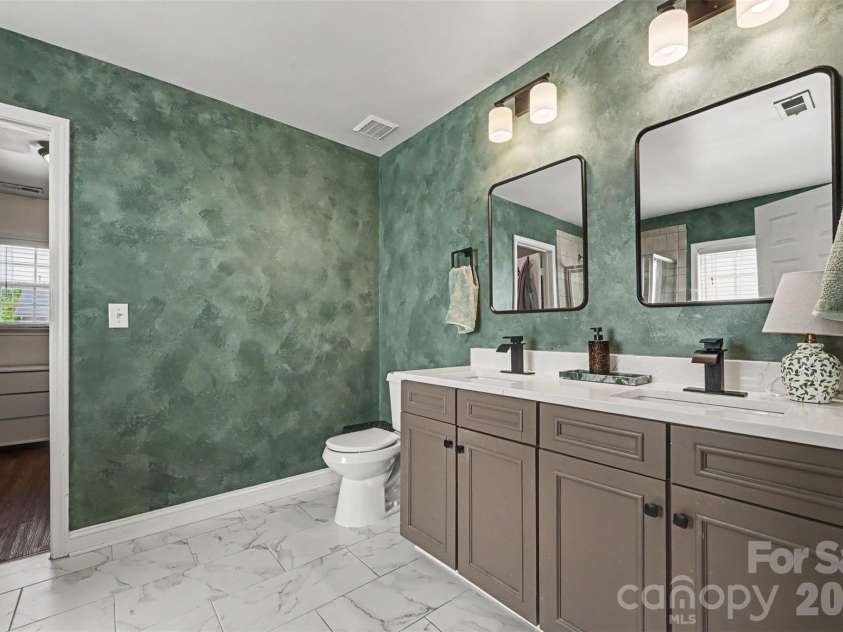 8915 Oransay Way, Charlotte, NC 28278.  MLS# CAR4393957, YatesRealty ID 32295. 