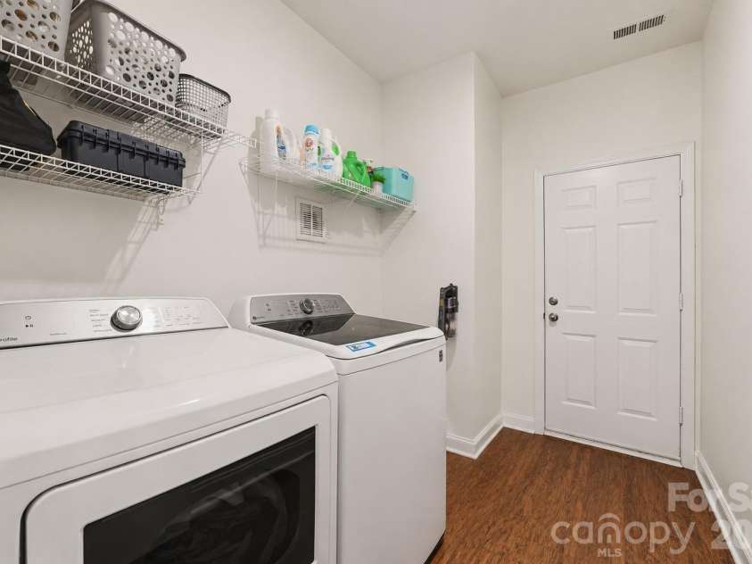 8915 Oransay Way, Charlotte, NC 28278.  MLS# CAR4393957, YatesRealty ID 32295. 