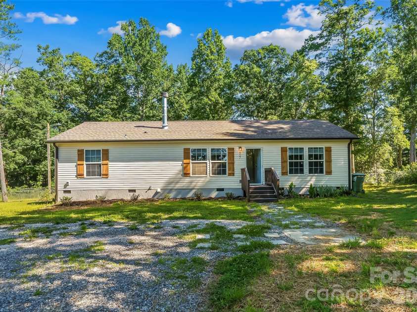 17 Windy Acres Drive, Hendersonville, NC 28792.  MLS# CAR4391864, YatesRealty ID 32296. 