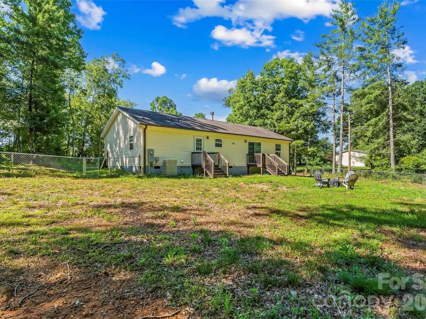 17 Windy Acres Drive, Hendersonville, NC 28792.  MLS# CAR4391864, YatesRealty ID 32296. 
