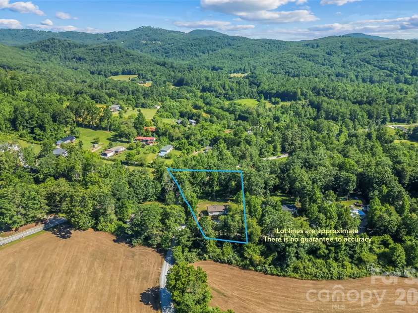 17 Windy Acres Drive, Hendersonville, NC 28792.  MLS# CAR4391864, YatesRealty ID 32296. 