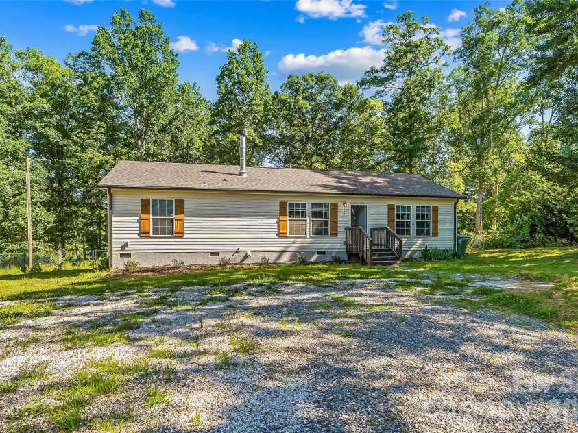 17 Windy Acres Drive, Hendersonville, NC 28792.  MLS# CAR4391864, YatesRealty ID 32296. 