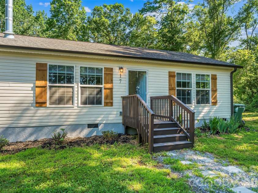 17 Windy Acres Drive, Hendersonville, NC 28792.  MLS# CAR4391864, YatesRealty ID 32296. 