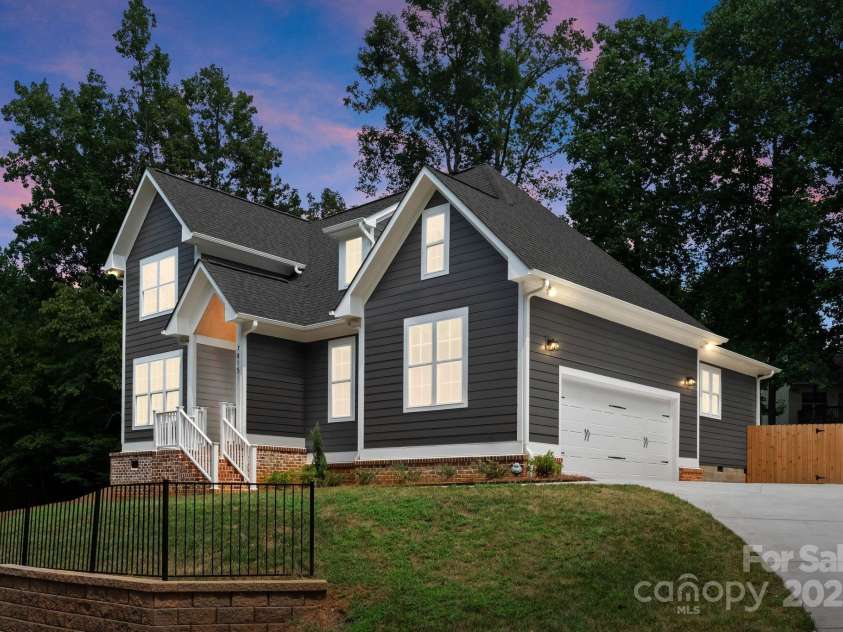 7815 Red Oaks Trail, Waxhaw, NC 28173.  MLS# CAR4283641, YatesRealty ID 32298. 