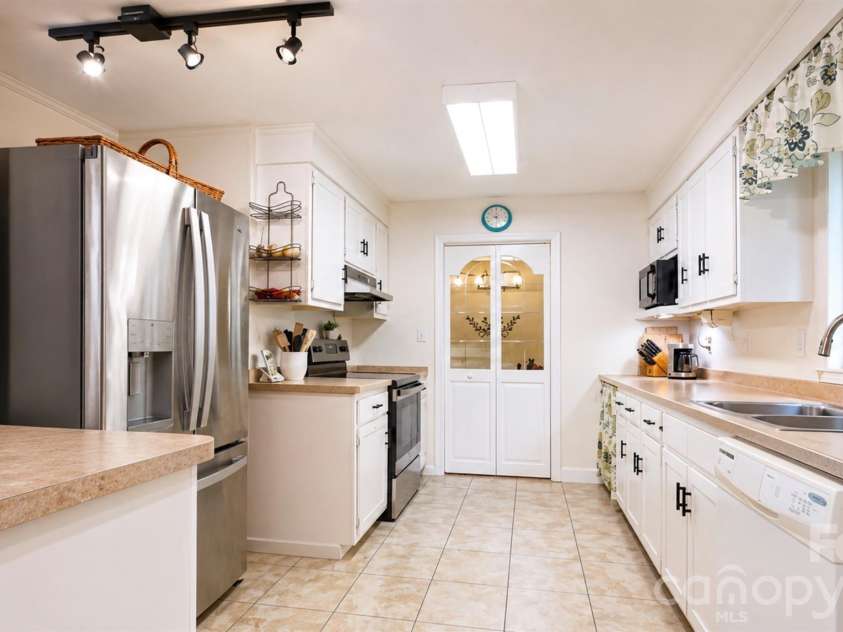 2698 Connestee Trail, Brevard, NC 28712.  MLS# CAR4371714, YatesRealty ID 32300. 