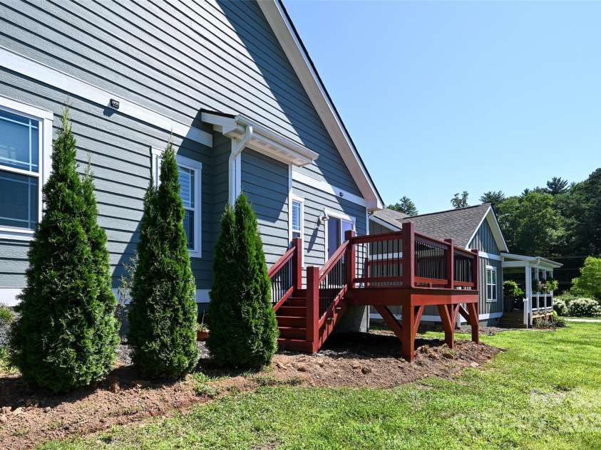 63 Leyland Circle, Hendersonville, NC 28792.  MLS# CAR4287396, YatesRealty ID 32301. 