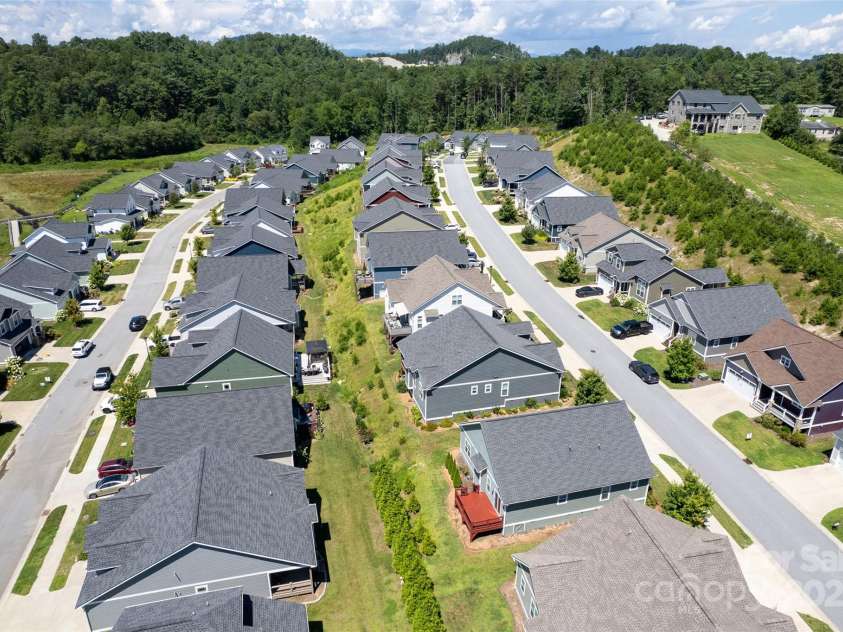 63 Leyland Circle, Hendersonville, NC 28792.  MLS# CAR4287396, YatesRealty ID 32301. 