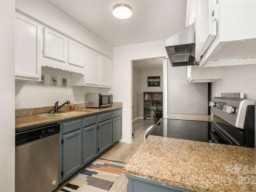1047 Sardis Cove Drive, Charlotte, NC 28270.  MLS# CAR4287374, YatesRealty ID 32303. 