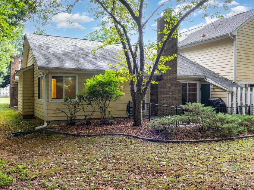 1047 Sardis Cove Drive, Charlotte, NC 28270.  MLS# CAR4287374, YatesRealty ID 32303. 