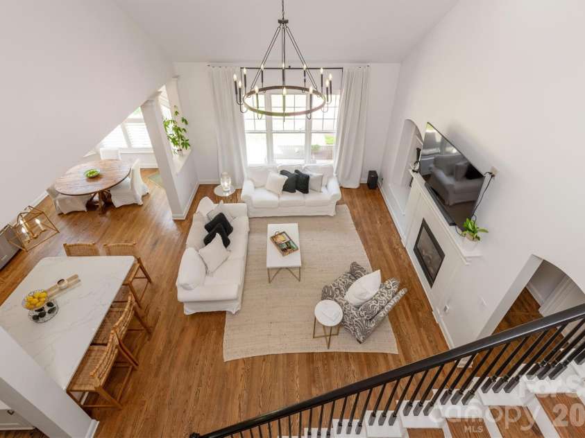 869 Stratford Run Drive, Fort Mill, SC 29708.  MLS# CAR4364217, YatesRealty ID 32304. Bright and inviting family room