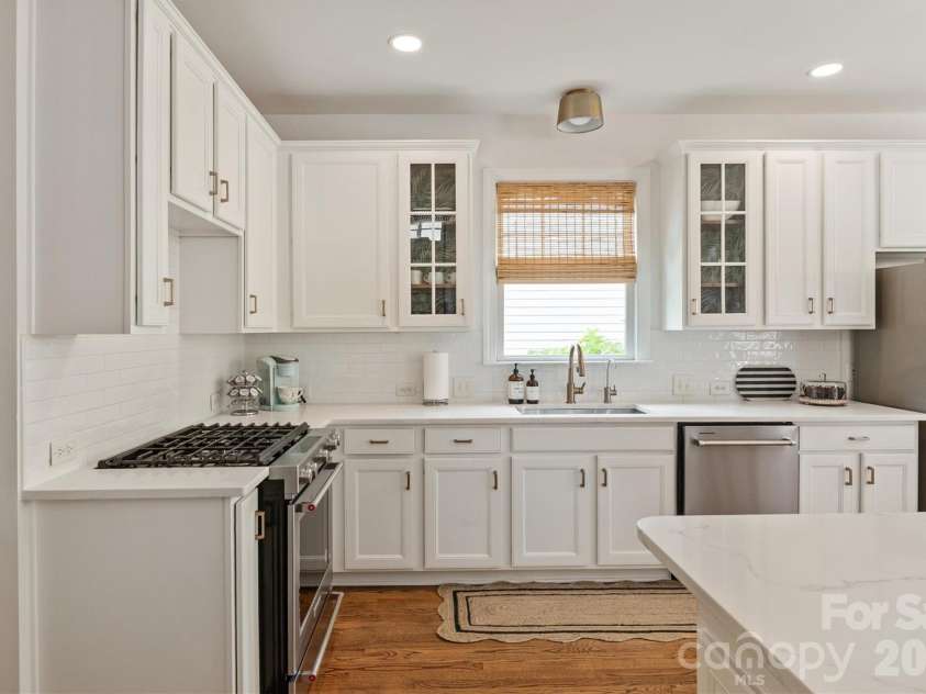 869 Stratford Run Drive, Fort Mill, SC 29708.  MLS# CAR4364217, YatesRealty ID 32304. Bright WHITE kitchen