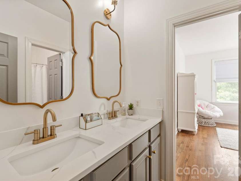 869 Stratford Run Drive, Fort Mill, SC 29708.  MLS# CAR4364217, YatesRealty ID 32304. Jack and Jill bathroom