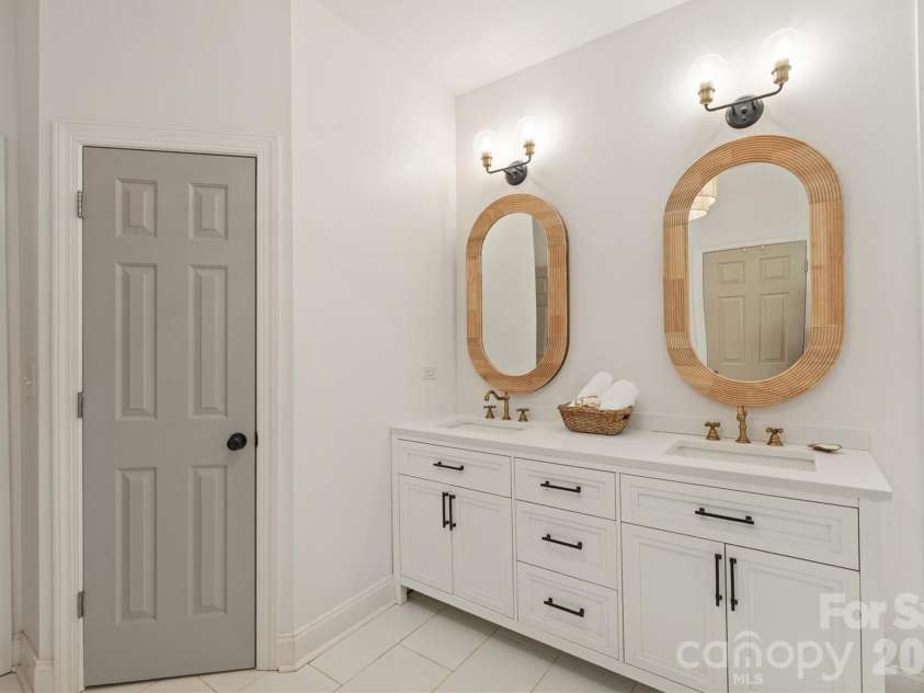 869 Stratford Run Drive, Fort Mill, SC 29708.  MLS# CAR4364217, YatesRealty ID 32304. Natural earth tones