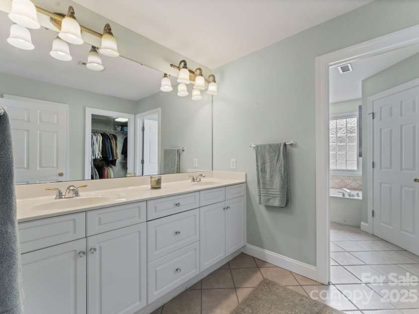 1533 Ideal Way, Charlotte, NC 28203.  MLS# CAR4288436, YatesRealty ID 32307. 