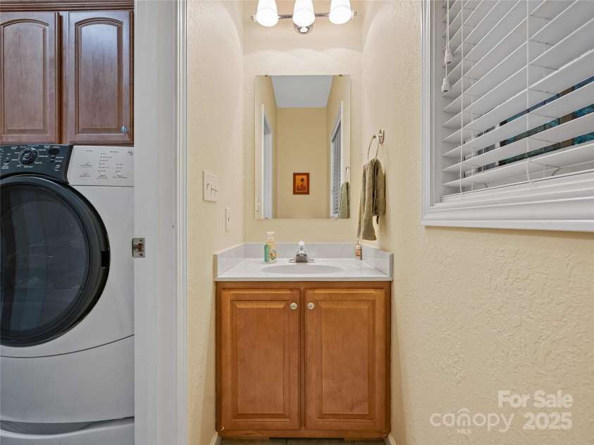 808 Old Fort Road, Fairview, NC 28730.  MLS# CAR4281084, YatesRealty ID 32308. Powder room / half bathroom located off the laundry room on the main.