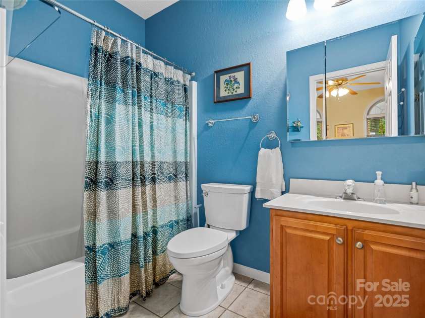 808 Old Fort Road, Fairview, NC 28730.  MLS# CAR4281084, YatesRealty ID 32308. The 2nd full bath on the main level, also ensuite to the office / bedroom.