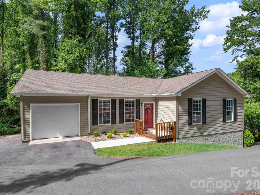 163 Longview Drive, Hendersonville, NC 28791.  MLS# CAR4390960, YatesRealty ID 32309. 