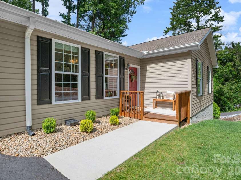 163 Longview Drive, Hendersonville, NC 28791.  MLS# CAR4390960, YatesRealty ID 32309. 