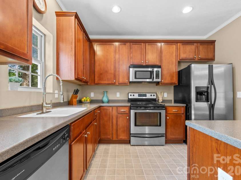 163 Longview Drive, Hendersonville, NC 28791.  MLS# CAR4390960, YatesRealty ID 32309. 
