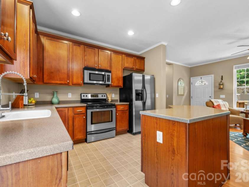163 Longview Drive, Hendersonville, NC 28791.  MLS# CAR4390960, YatesRealty ID 32309. 