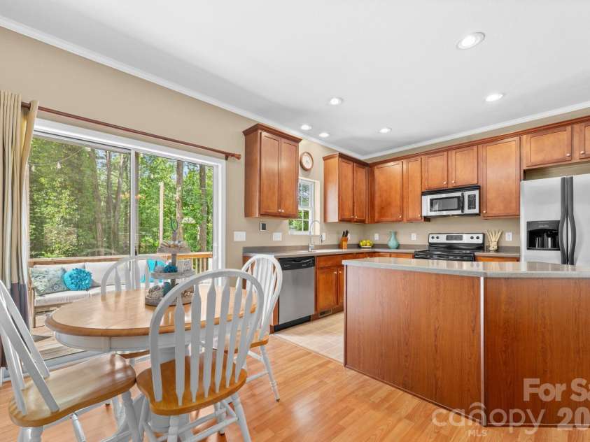 163 Longview Drive, Hendersonville, NC 28791.  MLS# CAR4390960, YatesRealty ID 32309. 