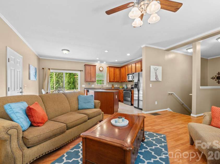 163 Longview Drive, Hendersonville, NC 28791.  MLS# CAR4390960, YatesRealty ID 32309. 