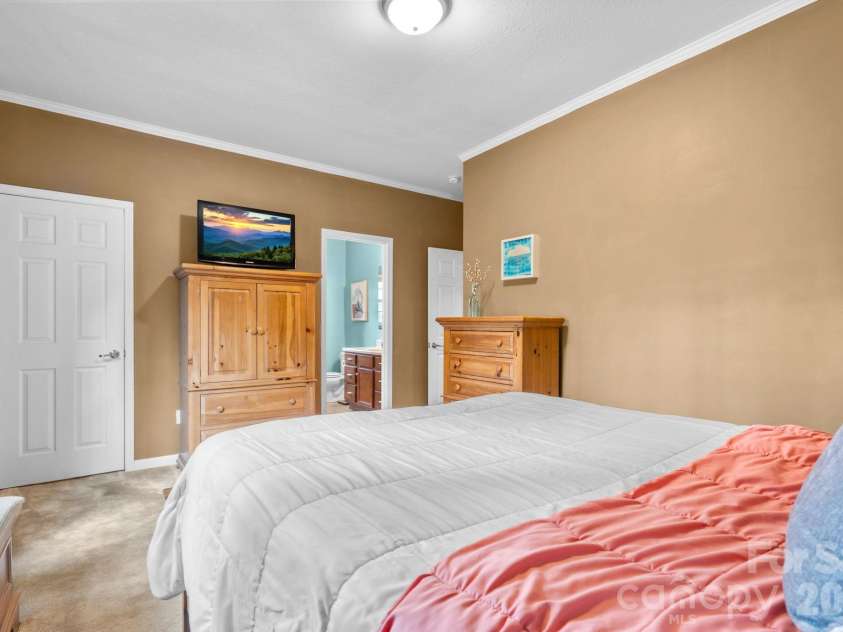163 Longview Drive, Hendersonville, NC 28791.  MLS# CAR4390960, YatesRealty ID 32309. 