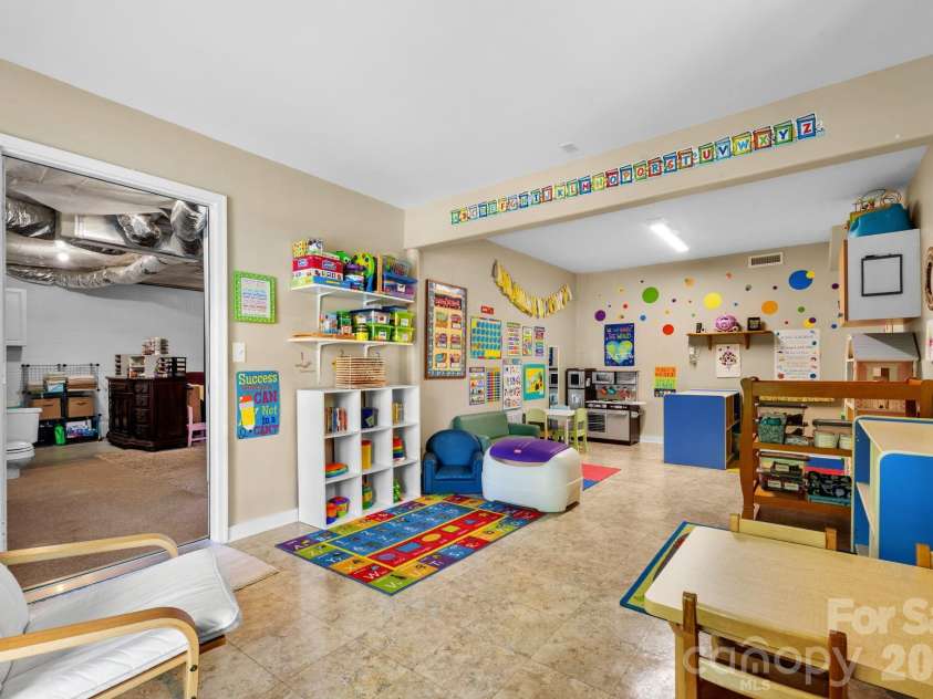 163 Longview Drive, Hendersonville, NC 28791.  MLS# CAR4390960, YatesRealty ID 32309. 