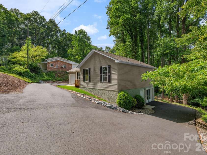163 Longview Drive, Hendersonville, NC 28791.  MLS# CAR4390960, YatesRealty ID 32309. 