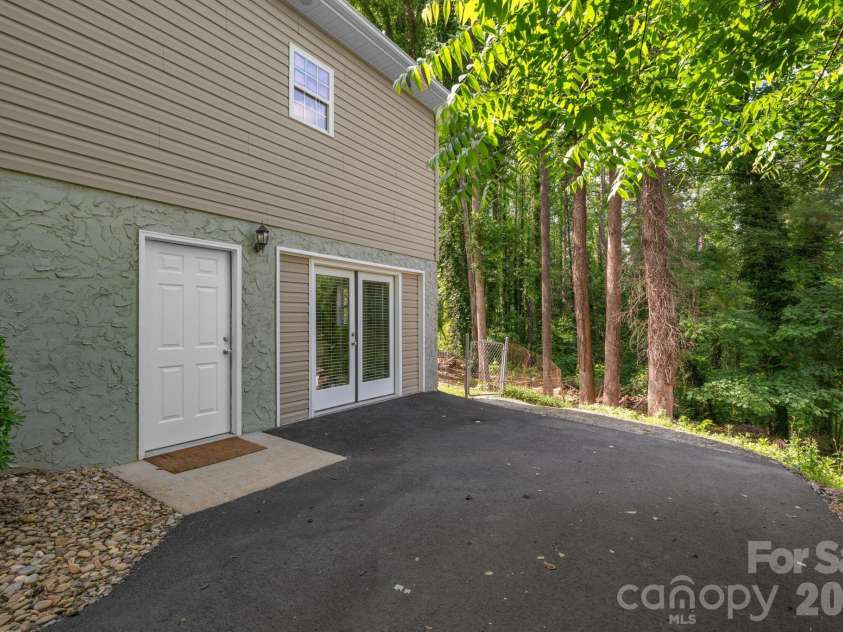 163 Longview Drive, Hendersonville, NC 28791.  MLS# CAR4390960, YatesRealty ID 32309. 