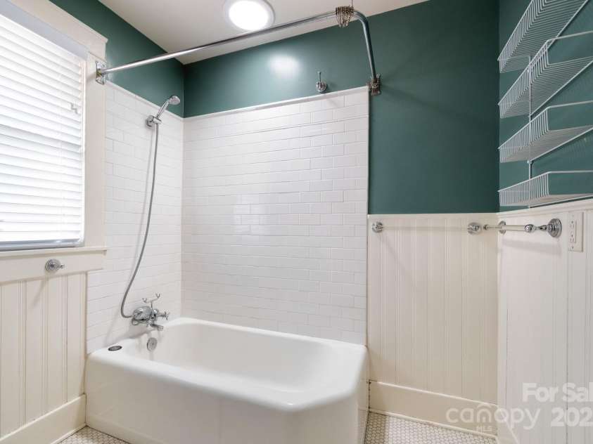 30 Monroe Place, Asheville, NC 28801.  MLS# CAR4284372, YatesRealty ID 32311. And Original Tub