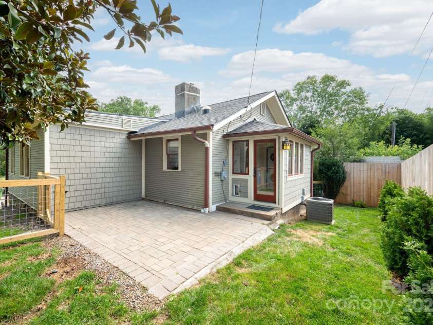 30 Monroe Place, Asheville, NC 28801.  MLS# CAR4284372, YatesRealty ID 32311. Perfect Space to Host Friends for Dinner