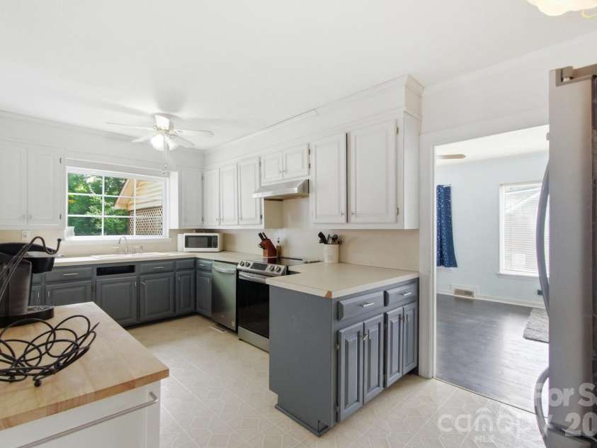 1616 Statesville Boulevard, Salisbury, NC 28144.  MLS# CAR4396247, YatesRealty ID 32313. 